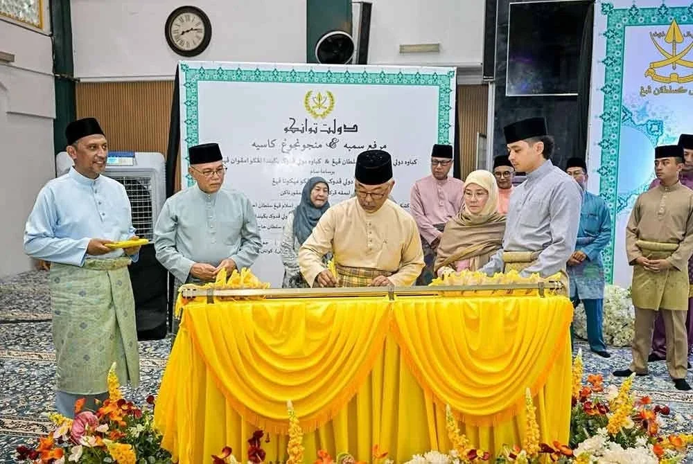 Al-Sultan Abdullah menyempurnakan pemasyhuran Masjid UniPSAS dengan nama Masjid Tengku Mahkota Tengku Hassanal Ibrahim Alam Shah. FOTO FB KESULTANAN PAHANG