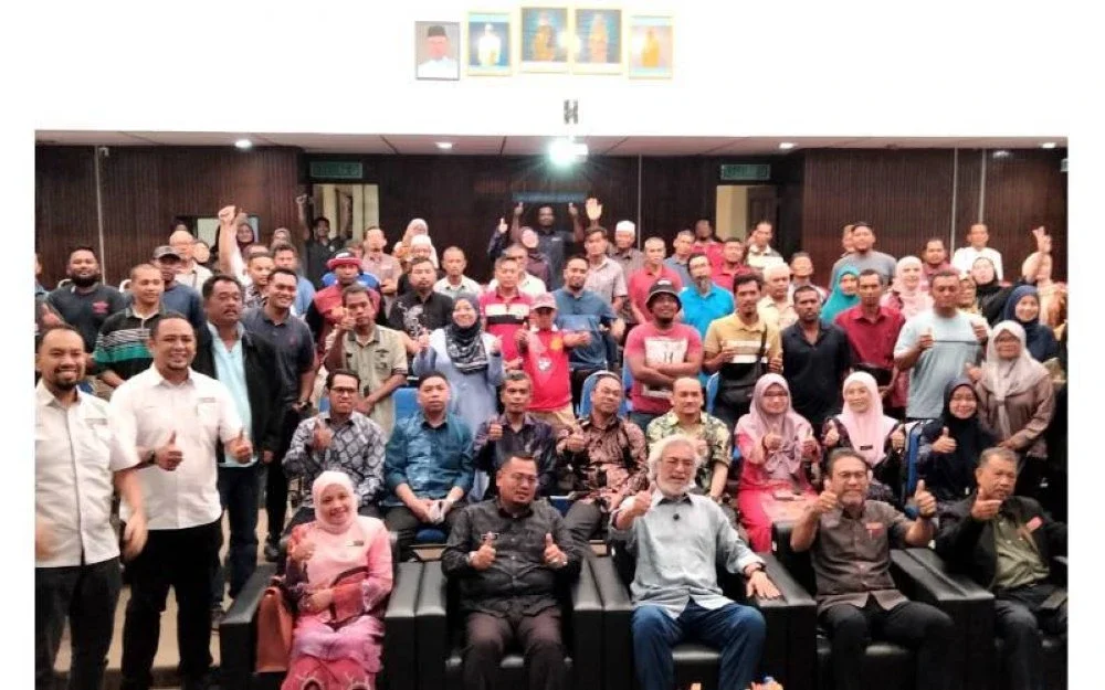 Khalid (duduk, tengah) bersama tetamu dan peserta Program Tautan Tani.