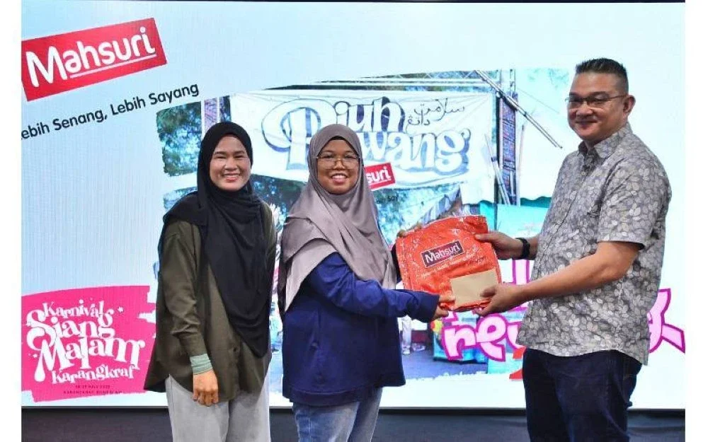 Mohd Jazri  menyerahkan  apron kepada  peserta yang  hadir pada  taklimat khas  yang diadakan  di Karangkraf,  baru- baru ini.