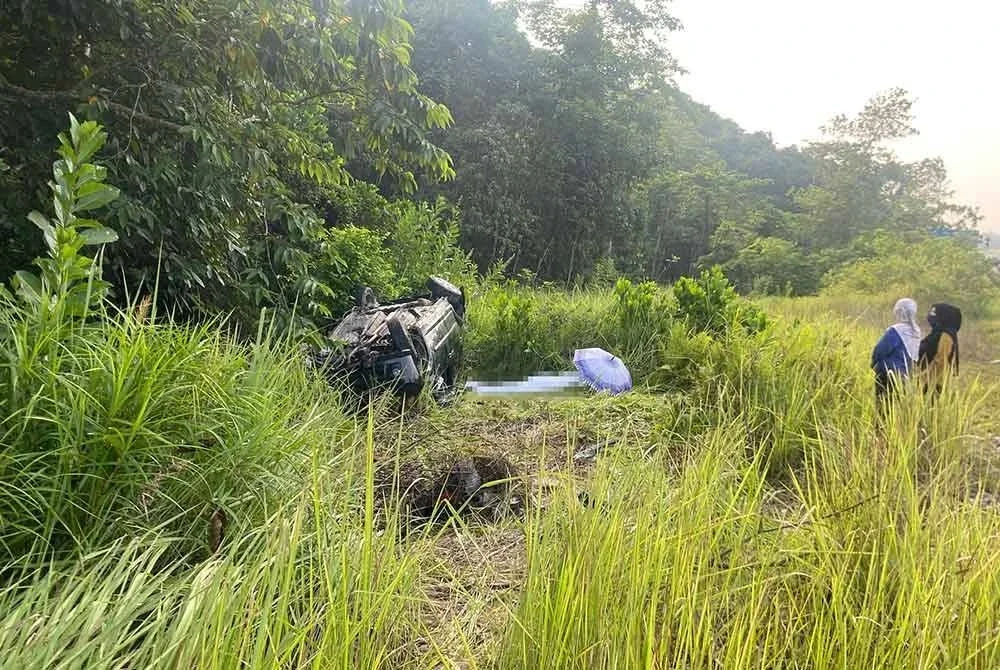 Dua penumpang yang merupakan anak mangsa terselamat dalam nahas kira-kira jam 5 petang di KM 37, LTU dekat Kampung Sungai Yu di sini pada Khamis.