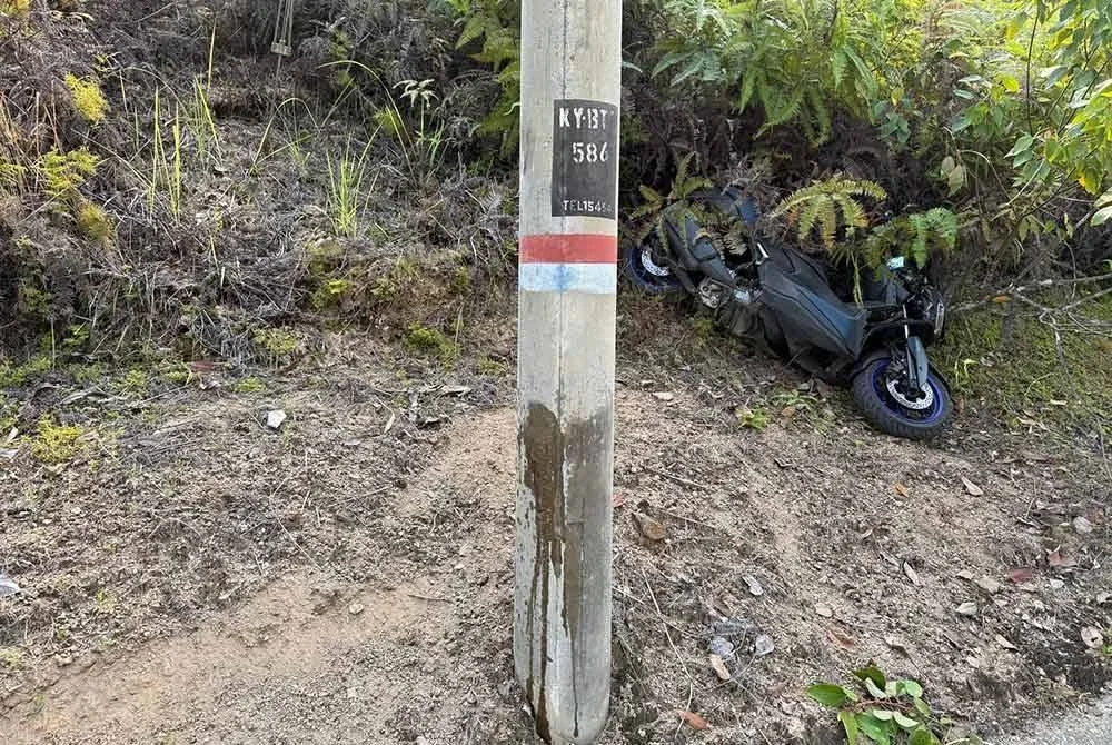 Keadaan skuter ditunggang Wan Ahmad Kamarul Redzuan selepas terbabas melanggar tiang elektrik di Kilometer 17, Jalan Sungai Koyan-Pos Betau pada Khamis.