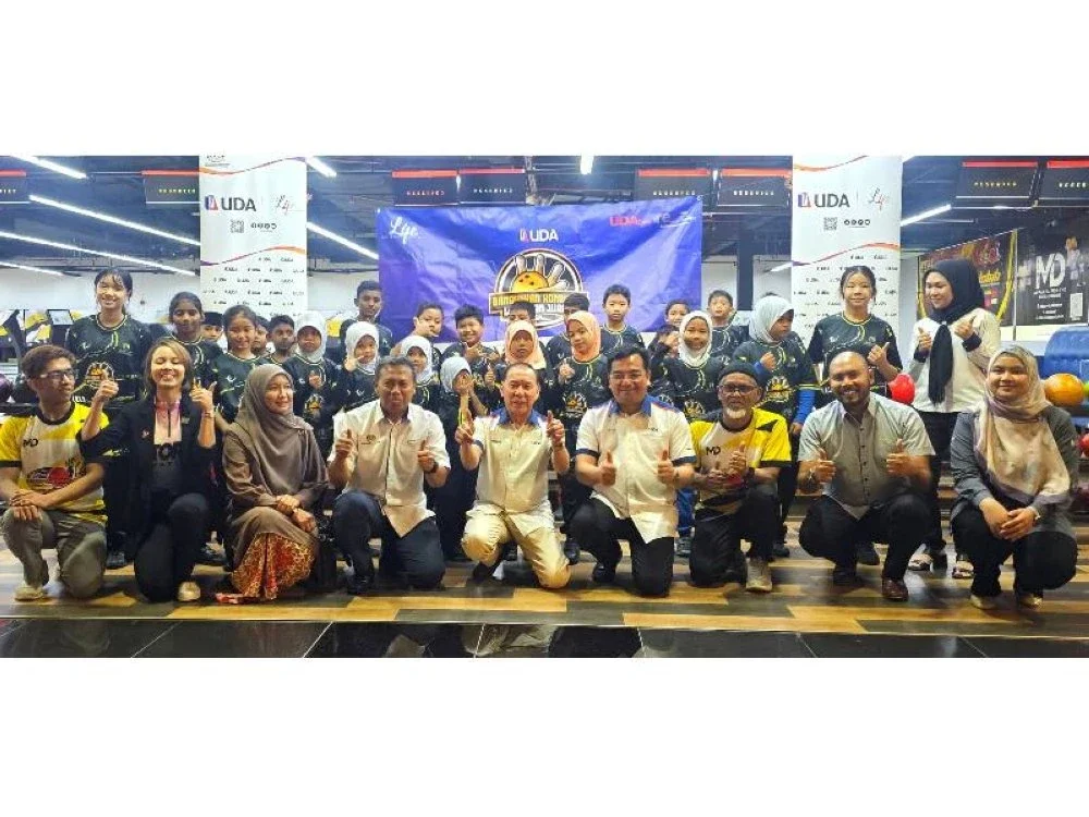 Pengerusi UDA,Tan Sri Mohd Annuar Zaini (lima dari kiri) dan Presiden/Ketua Pegawai Eksekutif UDA, Johari Shukri Jamil (empat dari kiri) bergambar bersama pelajar terpilih sebelum memulakan latihan intensif sukan boling. 