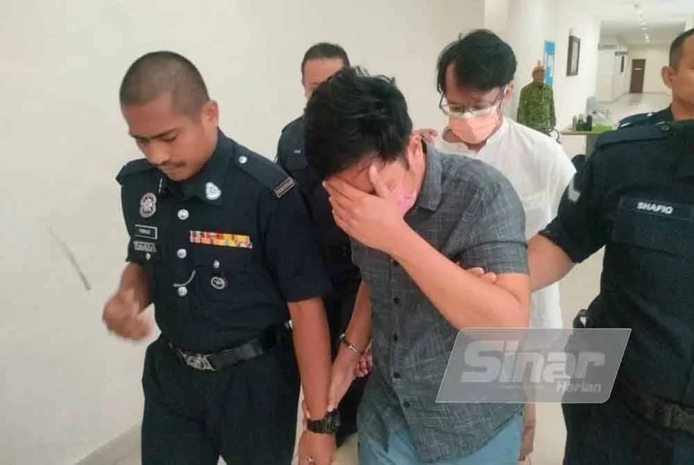 Pempengaruh permotoran, Tengku Nizaruddin Tengku Zainudin, 38, dikenali sebagai Ija (tengah) ketika dibawa ke Mahkamah Majistret Muar pada Jumaat.