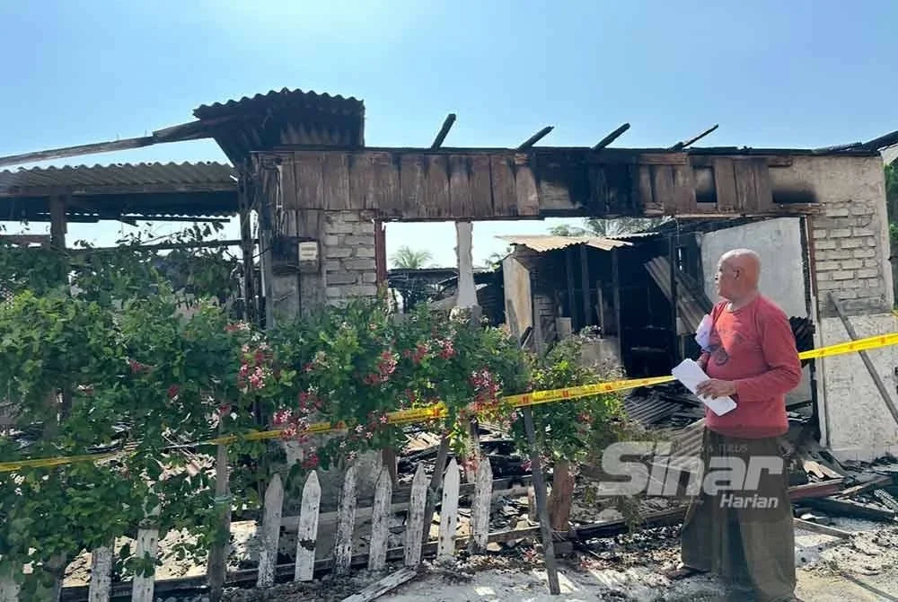 Abdullah berdiri di hadapan chaletnya yang musnah dalam kebakaran. FOTO SINAR HARIAN - ADILA SHARINNI WAHID