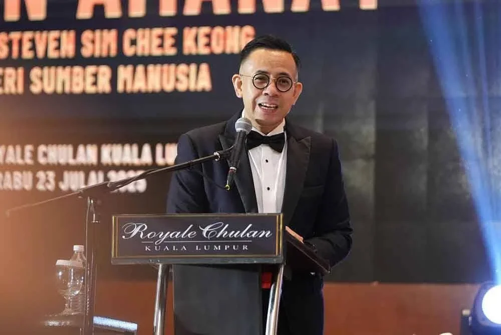 Steven melancarkan Program Bantuan Khidmat Guaman sempena Majlis Makan Malam Apresiasi MPM yang berlangsung di Hotel Royale Chulan, Kuala Lumpur baru-baru ini.