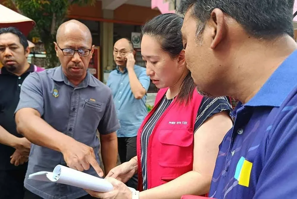 Syn Tze mendengar taklimat berkenaan isu tanah terbiar berhampiran SK Sungai Puyu ketika mengadakan lawatan tapak baru-baru ini.
