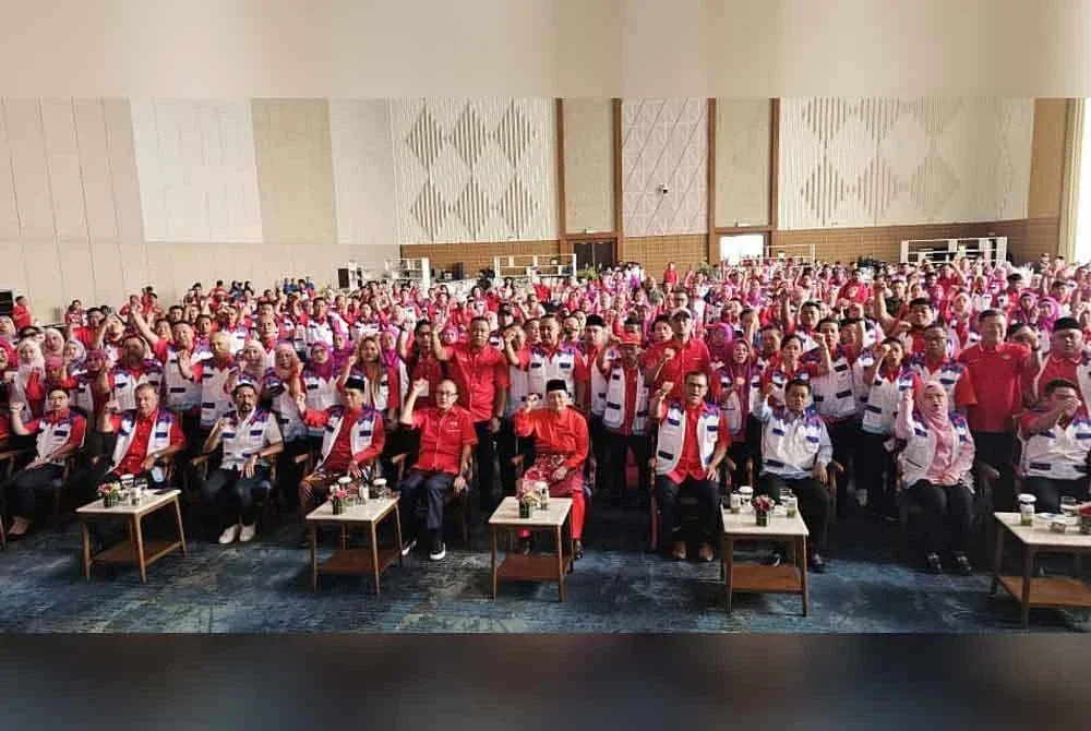 Hajiji bersama jentera penerangan Gagasan Rakyat ketika merasmikan Seminar Penerangan: Gasak 17, Inilah masanya di SICC, Kota Kinabalu.