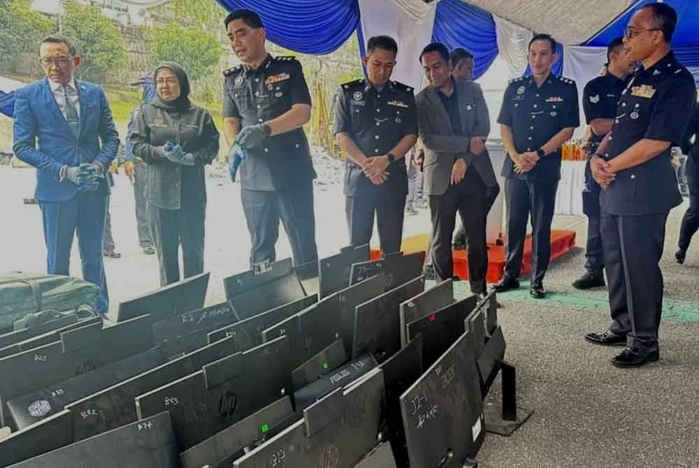 Ku Mashariman (tiga dari kiri) menunjukkan rampasan komputer yang akan dilupuskan pada Jumaat.