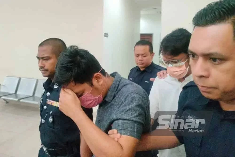 Pempengaruh permotoran, Tengku Nizaruddin Tengku Zainudin, 38, dikenali sebagai Ija (tengah) ketika dibawa ke Mahkamah Majistret Muar pada Jumaat.