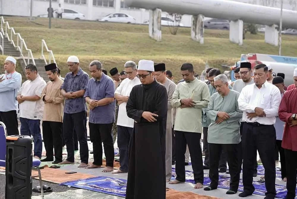 Solat sunat Istisqa berlangsung pada pagi Jumaat di loji air berkenaan. Foto Ranhill SAJ