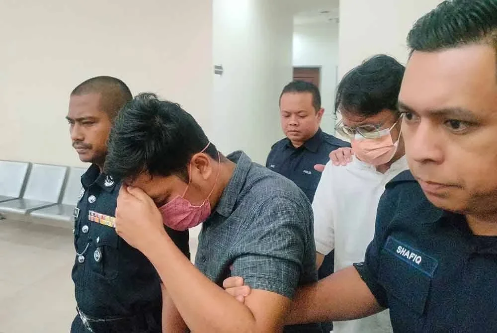 Ija (depan) dan adiknya (belakang) berbaju putih mengaku salah di Mahkamah Majistret di Muar.