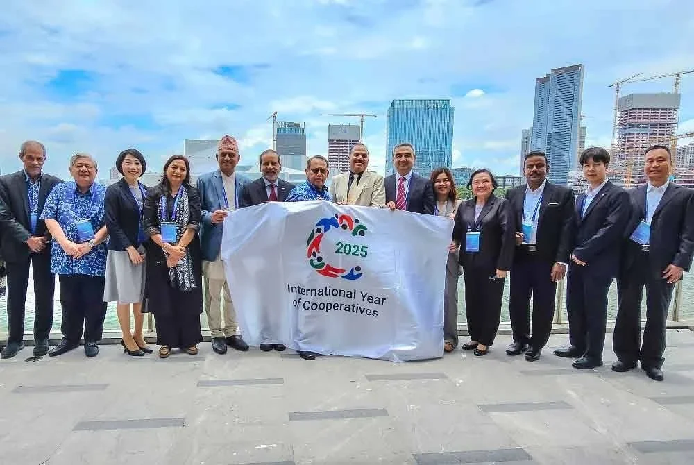 Abdul Fattah (tujuh dari kiri) bergambar ketika menyertai mesyuarat Lembaga ICA-AP.