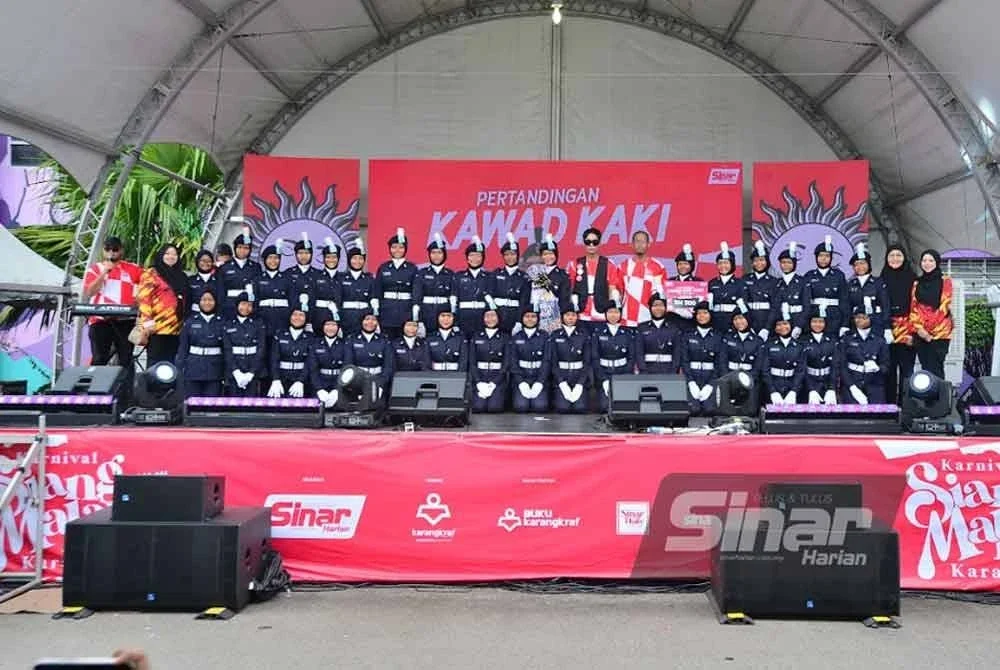 Pasukan Kadet Polis SMK Subang Jaya muncul juara pertandingan kawad kaki Karnival Siang Malam 2025.