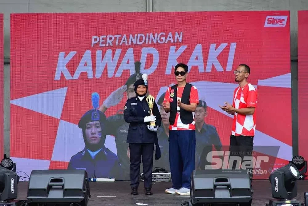 Nur Arifah dinobatkan sebagai Ketua Platun Terbaik pertandingan kawad kaki Karnival Siang Malam yang berlangsung di Kompleks Karangkraf, Shah Alam pada Jumaat.