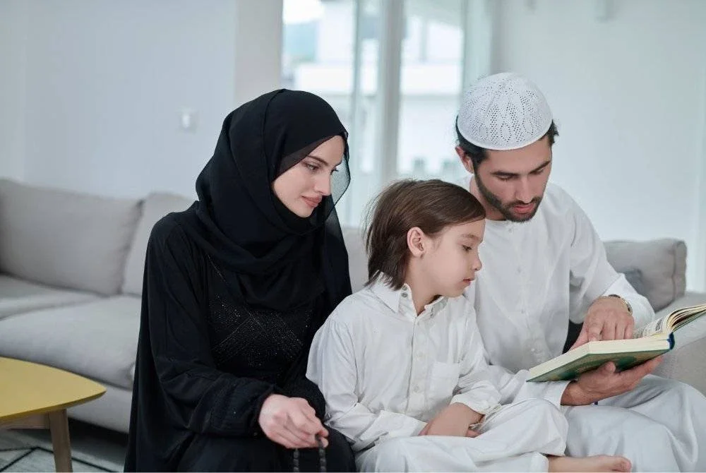 PENTING untuk ketua keluarga membimbing anak-anak dan isteri agar tidak terpengaruh dengan fahaman liberalisme. Foto Canva