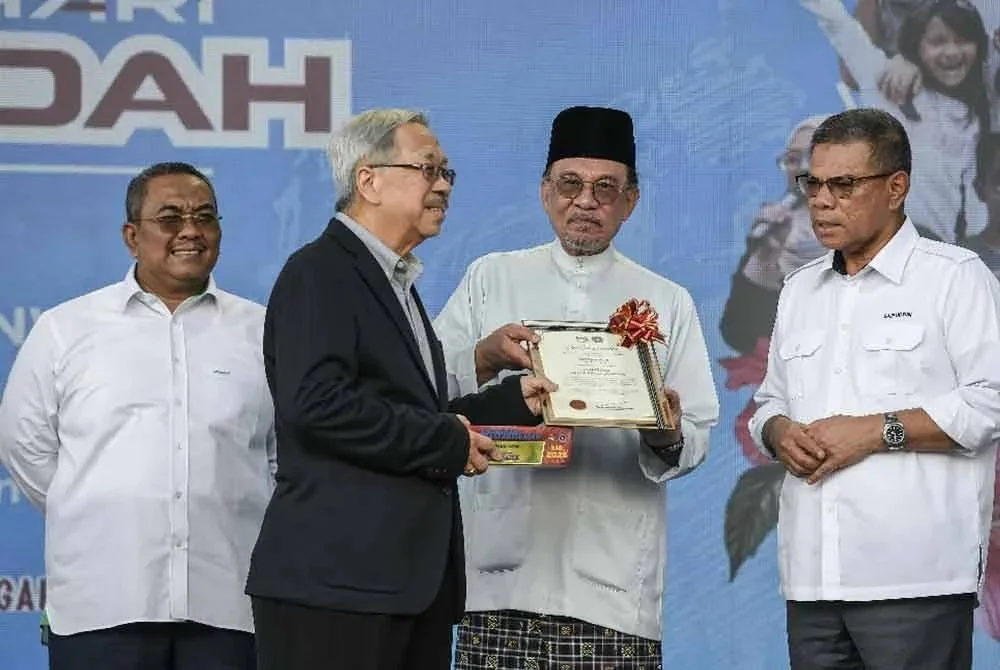 Anwar menyampaikan Anugerah Inspirasi Antidadah kepada Tay Bian How pada Majlis Peluncuran Sambutan Peringatan Hari Antidadah Tahun 2025 anjuran AADK di Dataran Darulaman, Alor Setar pada Jumaat. Turut hadir, Menteri Dalam Negeri, Datuk Seri Saifuddin Nasution Ismail dan Menteri Besar Kedah, Datuk Seri Muhammad Sanusi Md Nor.