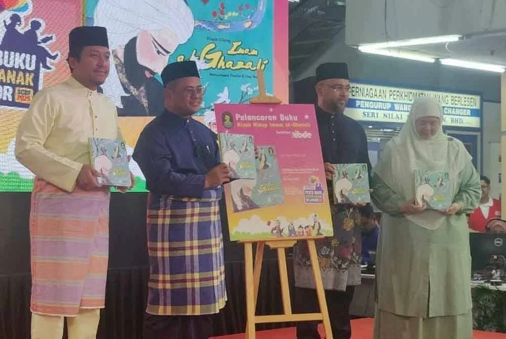 Amirudin (dua dari kiri) bergambar selepas melakukan simbolik semasa Majlis Perasmian Pesta Buku Kanak-Kanak Selangor 2025 di Kompleks PKNS, Shah Alam pada Jumaat.