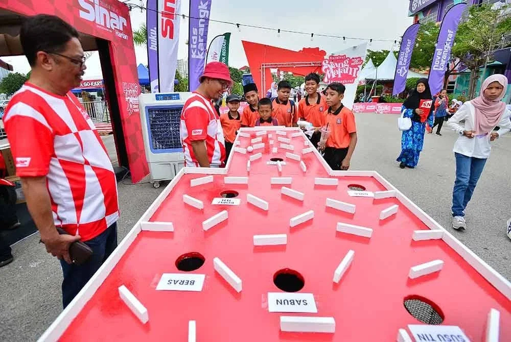 Permainan B4U membolehkan pengunjung berpeluang memenangi barangan keperluan asas seperti gula dan beras. FOTO: ASRIL ASWANDI SHUKOR