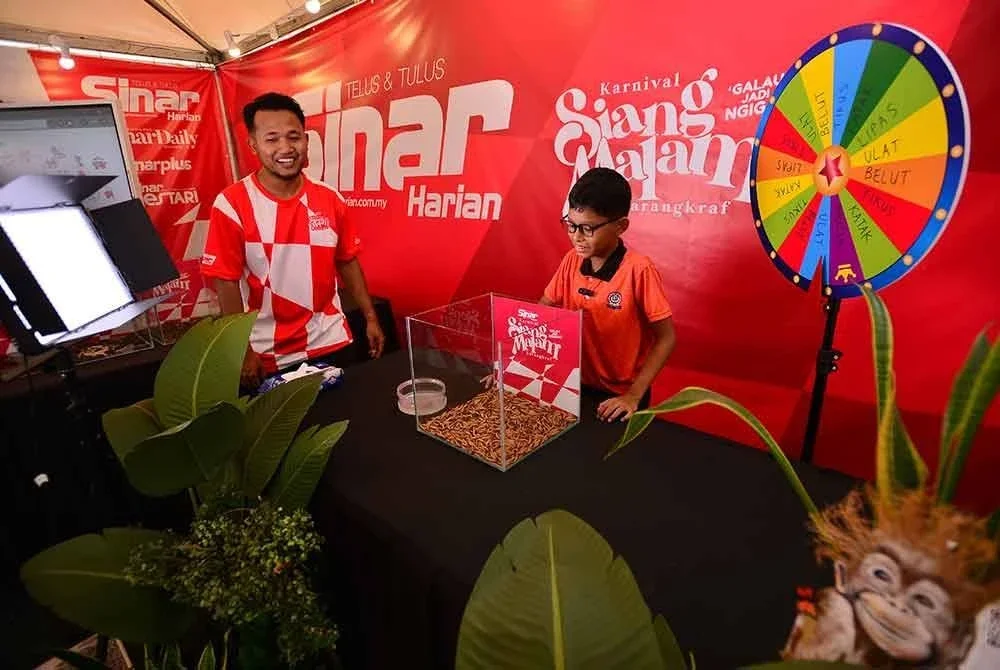 Cabaran Baca Berita Ekstrem memerlukan peserta membaca berita sambil memegang haiwan antaranya tikus dan lipas. FOTO: ASRIL ASWANDI SHUKOR