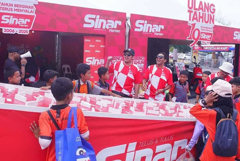 Reruai Sinar Harian dikerumuni pengunjung sejak awal pagi Jumaat. FOTO: ASRIL ASWANDI SHUKOR