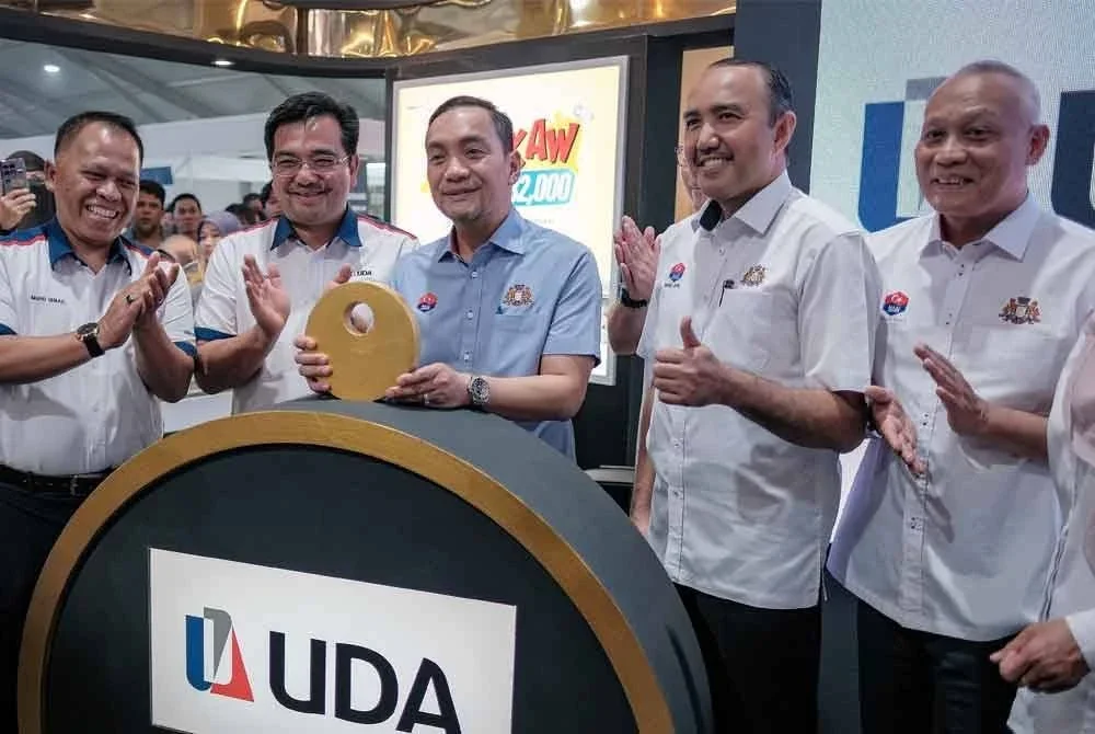 Mohd Jafni (tiga kanan) mengiringi Menteri Besar Johor, Datuk Onn Hafiz Ghazi melancarkan Kedai Kos Sederhana UDA Vista sempena Majlis Perasmian Pameran Hartanah Johor 2025 pada Jumaat. Foto Bernama