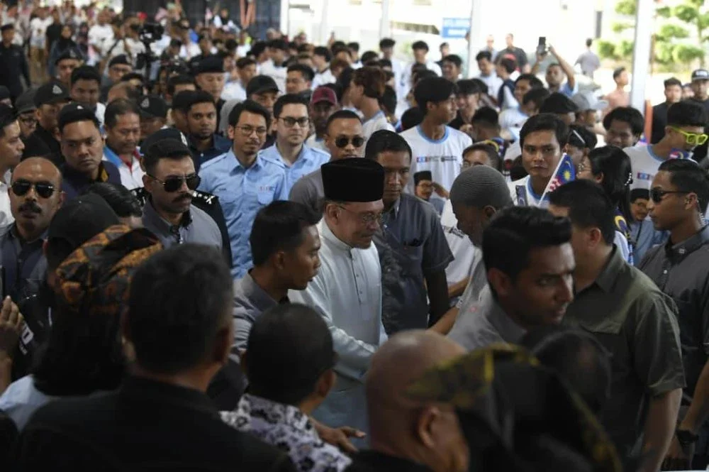 Anwar menyantuni golongan belia di semasa tiba di pekarangan sebuah hotel di Alor Setar pada petang Jumaat.