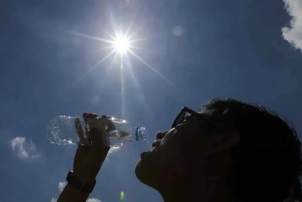 Suhu panas tahap berjaga-jaga ialah apabila suhu maksimum harian sesuatu kawasan mencecah 35 hingga 37 darjah Celsius.