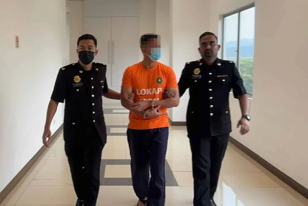 Suspek dibawa ke Mahkamah Majistret Shah Alam pada Jumaat. Foto: SPRM