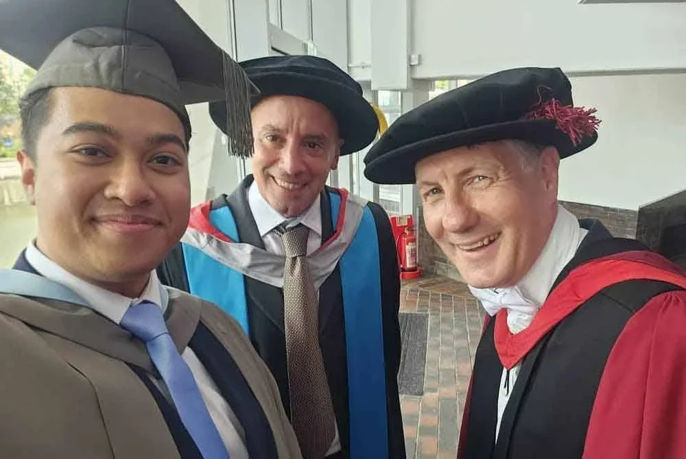 Umar (kiri) bersama Ketua Jabatan Ekonomi dan Pengajian Berkaitan, Profesor Michael Thornton (tengah) dan Timbalan Ketua Jabatan (Pengajaran), Profesor Andrew Pickering.