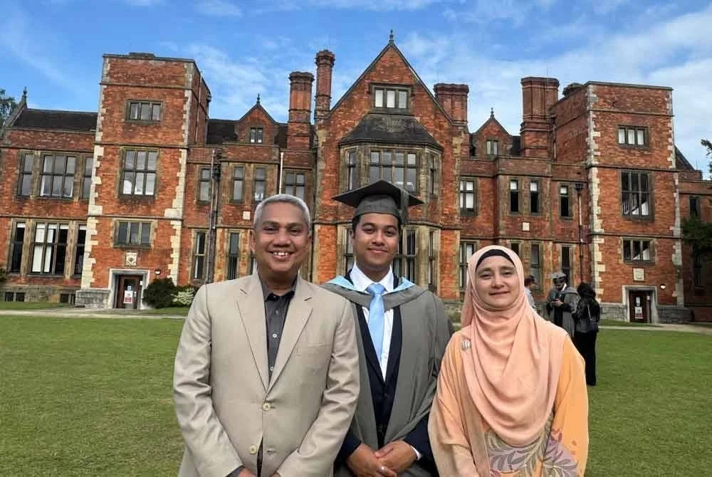 Umar bersama kedua ibu-bapanya sebaik sahaja selesai Majlis Graduasi University of York, United Kingdom (UK) yang berlangsung pada Khamis.