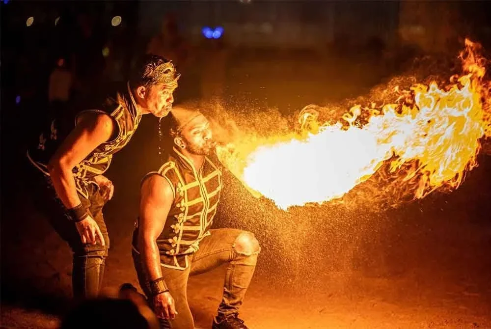 Pengunjung Karnival Siang Malam Karangkraf akan disajikan dengan persembahan seni api yang menakjubkan.