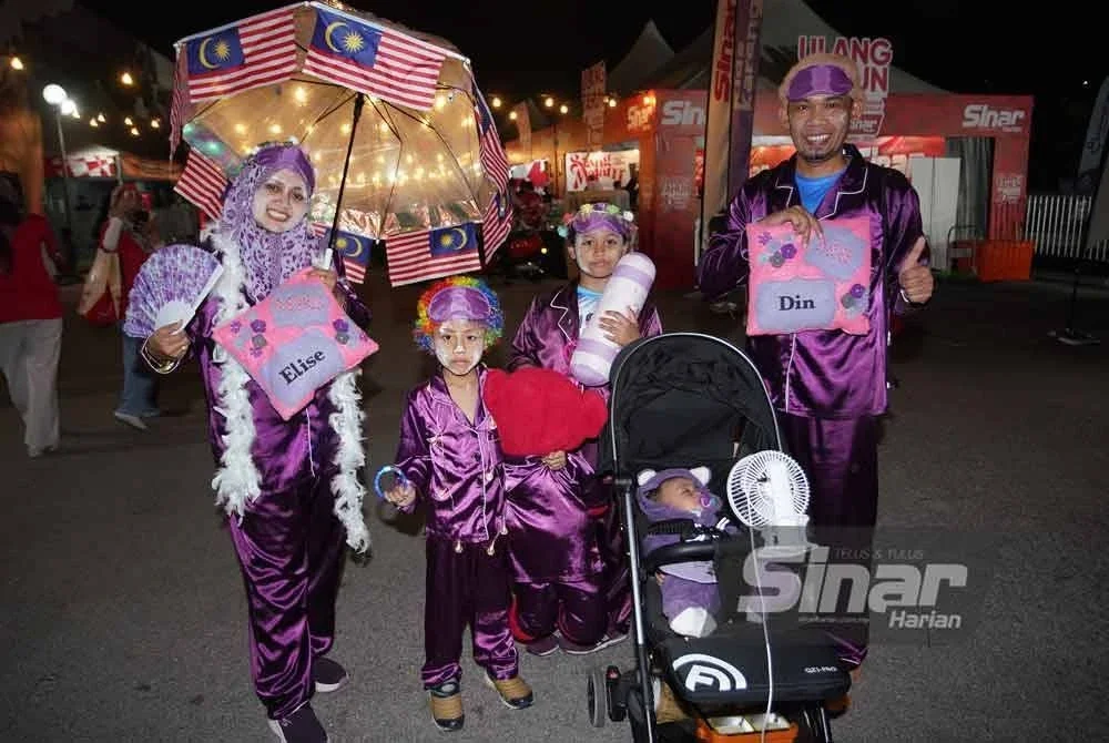 Hasliza (kiri) tampil sedondon bersama suami dan anak-anaknya dalam Sinar Pyjamas Fun Walk sempena Karnival Siang Malam Karangkraf 2025 di Shah Alam pada Jumaat. Foto: Rosli Talib