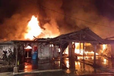 Kebakaran melibatkan sebuah chalet berdekatan Pantai Irama di Bachok.
FOTO Ihsan bomba