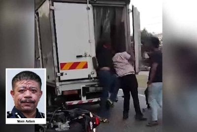 Tangkap layar video tular memaparkan seorang lelaki tempatan dibawa lari tiga individu dengan menaiki sebuah lori.