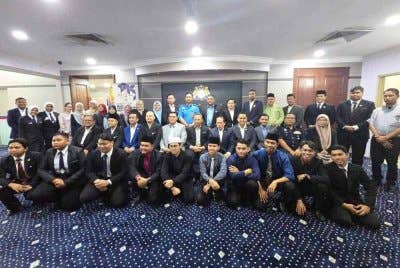 Ahmad (duduk, lima dari kanan) bergambar bersama ahli Majlis Perundingan Belia Peringkat Daerah Pontian di Pejabat Daerah Pontian pada Jumaat.