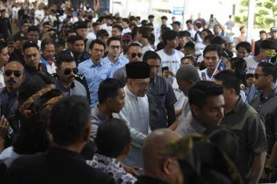 Anwar menyantuni golongan belia di semasa tiba di pekarangan sebuah hotel di Alor Setar pada petang Jumaat.
