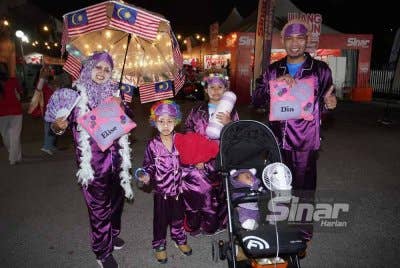 Hasliza (kiri) tampil sedondon bersama suami dan anak-anaknya dalam Sinar Pyjamas Fun Walk sempena Karnival Siang Malam Karangkraf 2025 di Shah Alam pada Jumaat. Foto: Rosli Talib