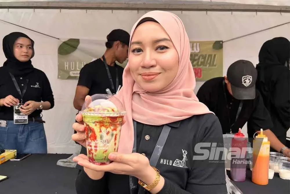 Wan Nur Nasuha menunjukkan minuman eksklusif yang ditawarkan sempena Karnival Siang Malam Karangkraf.