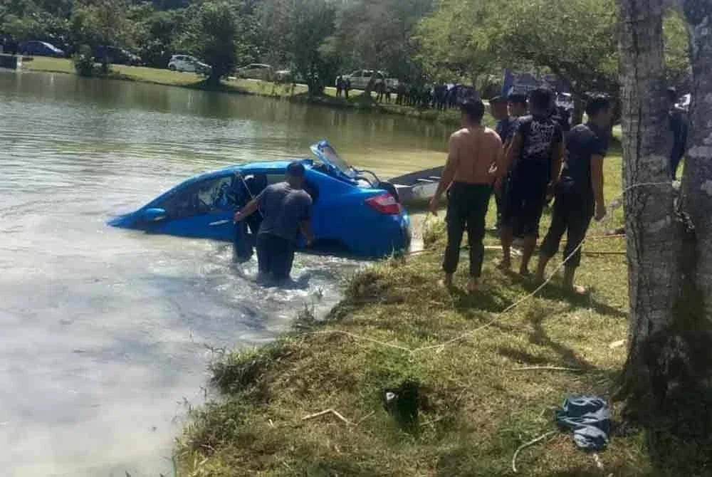 Seorang wanita maut selepas kereta yang dipandunya terbabas dan terjunam ke dalam tasik berhampiran bulatan Unimas, Kuching. Foto JBPM