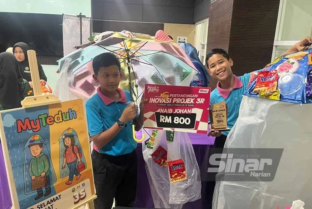 Murid lelaki SK Jalan 3 tampil dengan MyTeduh, iaitu payung inovatif yang dilengkapi kipas mini, lampu LED serta pemegang bebas tangan menggunakan struktur hanger.
