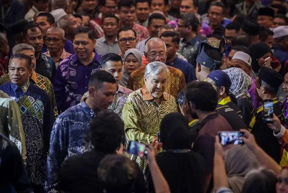 Ahmad Zahid (tengah) beramah mesra dengan orang ramai ketika tiba pada Konvensyen Jawatankuasa 4P dan Belia Luar Bandar KEDA di Dewan Konvensyen Universiti Antarabangsa Albukhary, Alor Setar pada Jumaat.