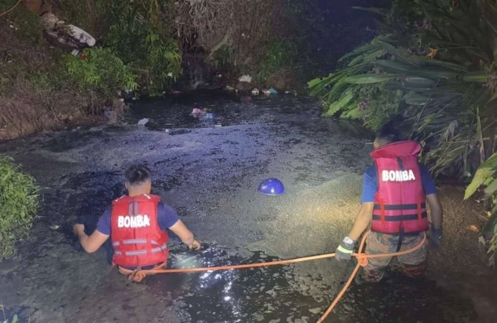Seorang bekas pekerja ladang maut selepas motosikalnya terbabas ke dalam parit di Rantau. Foto JBPM Negeri Sembilan