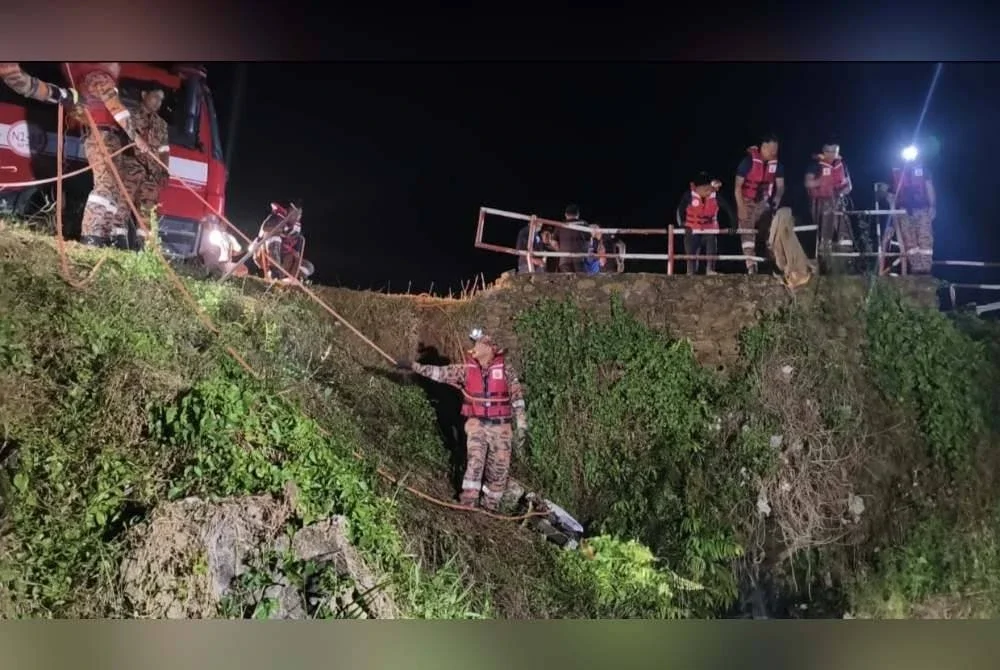 Operasi mencari dan menyelamat mangsa yang terbabas masuk parit. Foto: JBPM Negeri Sembilan.