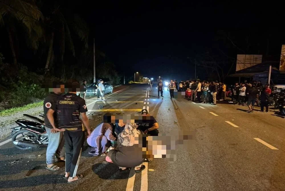 Dua remaja lelaki maut selepas motosikal yang ditunggang mereka melanggar belakang lori di Kota Tinggi. Foto IPD Kota Tinggi