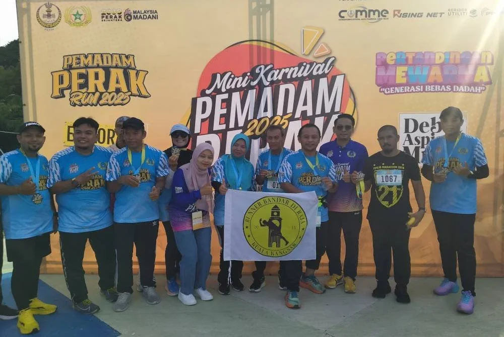Mohd Azlan (tiga dari kanan) bergambar bersama peserta Fun Run sempena Karnival Mini Pemadam Perak di Taman Rekreasi Sultan Abdul Aziz (Padang Polo), Ipoh pada Sabtu.
