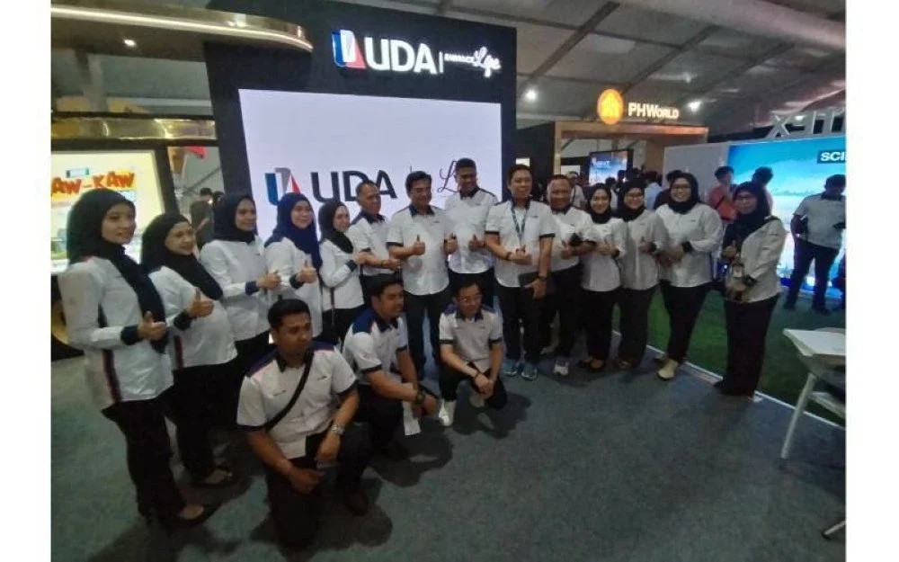 Johari Shukri (tujuh dari kiri) bersama kakitangan UDA pada JPEX 2025 yang diadakan di Plaza Angsana Mall, di sini pada Jumaat.