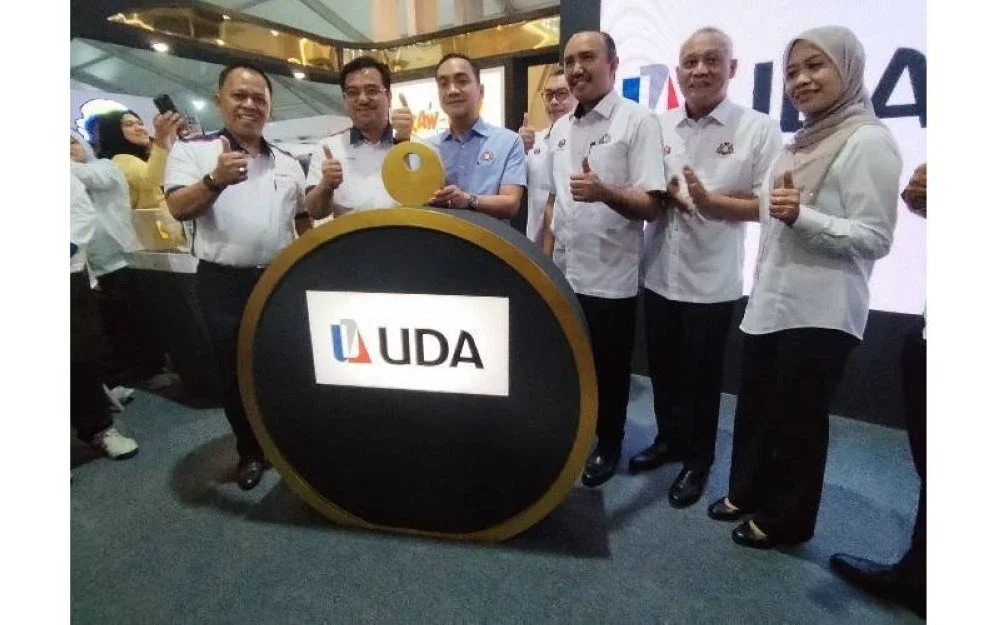 Onn Hafiz (tiga dari kiri) bersama Johari Shukri (dua dari kiri) telah merasmikan JPEX 2025 yang diadakan di Plaza Angsana Mall, di sini pada Jumaat.