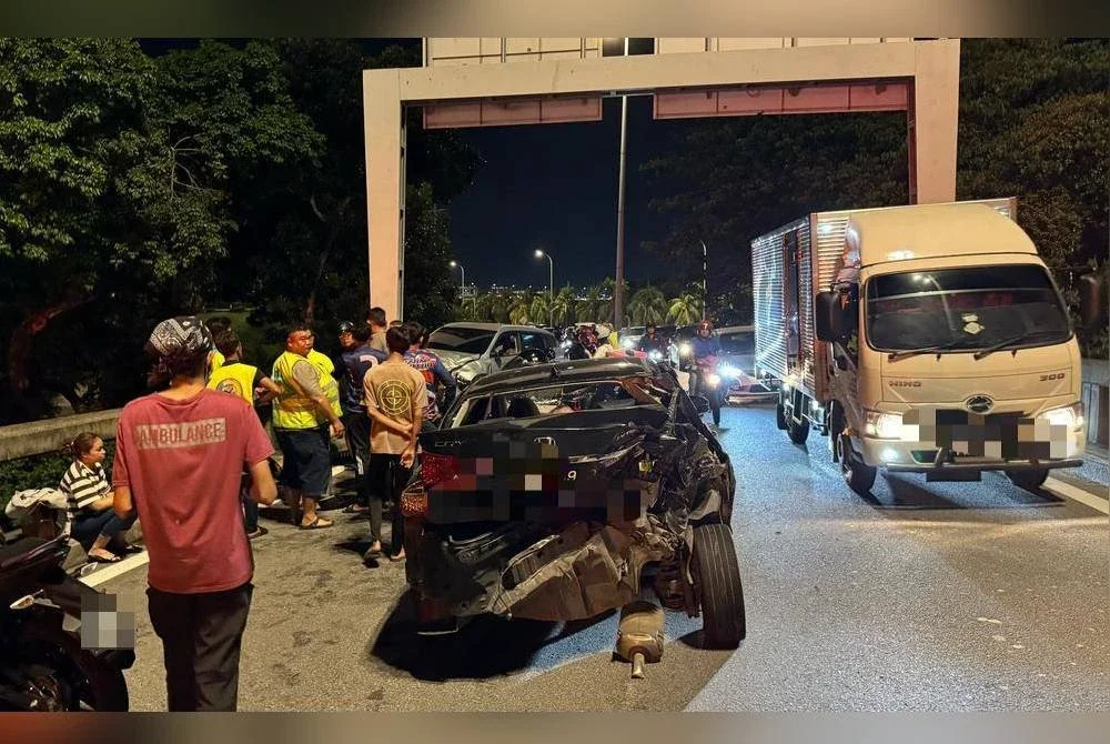 Kemalangan lima kenderaan yang berlaku di laluan dari simpang lampu isyarat Jalan Perak hingga ke Lebuhraya Tun Dr Lim Chong Eu, George Town pada malam Jumaat.
