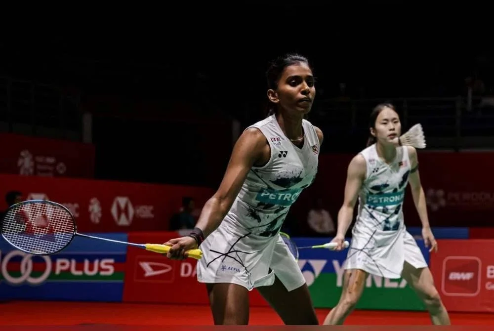 Thinaah (kiri) dan Pearly tumpas di tangan pasangan tuan rumah dalam aksi separuh akhir Terbuka China di Changzhou pada Sabtu. Foto Agensi.