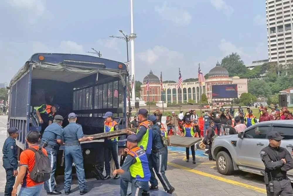 Polis mengesahkan pentas didirikan sempena Himpunan Turun Anwar di Dataran Merdeka dibina tanpa kebenaran DBKL.